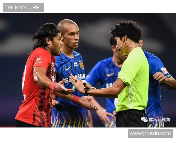 武汉对阵恒大激战正酣比分悬念不断双方球员全力以赴争夺胜利 武汉对阵恒大激战正酣比分悬念不断双方球员全力以赴争夺胜利